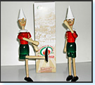 Pinocchio in piedi con scatola